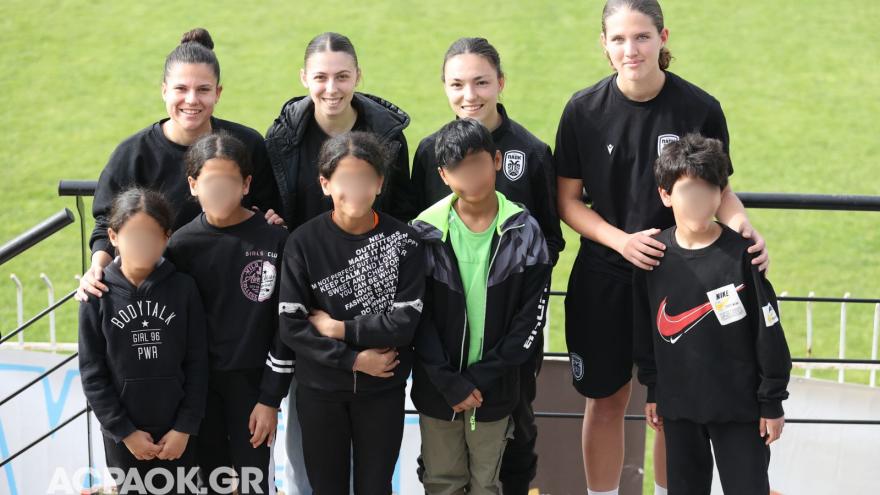 Η ομάδα ποδοσφαίρου γυναικών με την ομάδα κοινωνικής δράσης «ΑΡΣΙΣ»