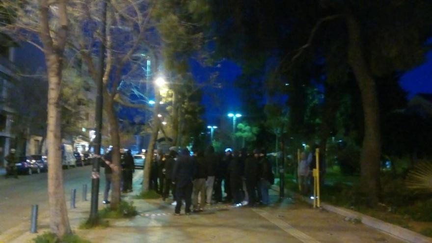 Οπαδοί του ΠΑΟΚ έξω από τα γραφεία του ΣΥΡΙΖΑ στην Αθήνα