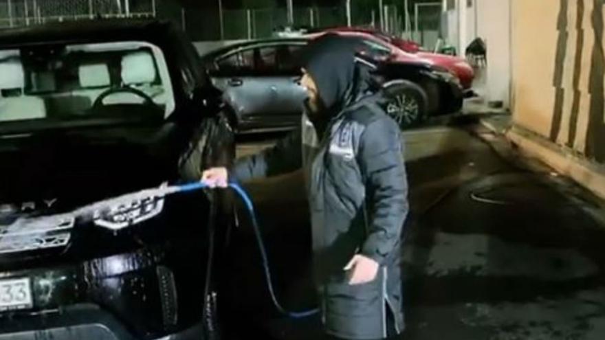 Έχασε το στοίχημα - Έπλυνε τα αυτοκίνητα των παικτών του ΠΑΟΚ ο Γ. Σαββίδης (vid)