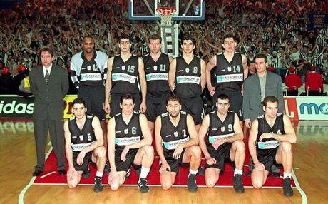 Η ομάδα του μπάσκετ του ΠΑΟΚ στον τελικό του Κυπέλλου Κυπελλούχων Ευρώπης Μπάσκετ της περιόδου 1995-1996 που έγινε στη Βιτόρια