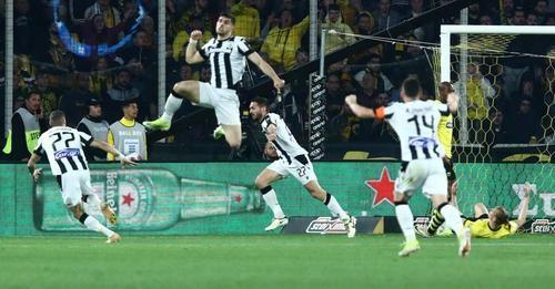 Ο Κωνσταντίνος Κουλιεράκης πηδάει ψηλά με την γροθιά στον αέρα πανηγυρίζοντας το γκολ που πέτυχε