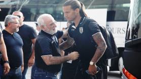 Όλο και πιο μακριά...