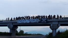 Κερκίδα σε γέφυρα της εθνικής οδού!