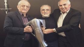 Παντού με το τρόπαιο!
