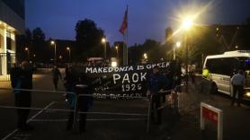 Οπαδοί του ΠΑΟΚ έξω από το Philips Stadium! (pic)