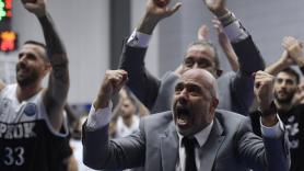 ΠΑΟΚ: Ο πρόεδρος της ΚΑΕ, Θανάσης Χατζόπουλος και οι οπαδοί δίνουν το σύνθημα στην Πράγα (vid)