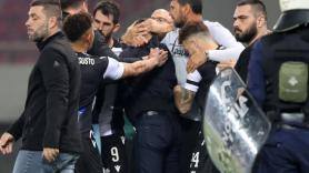 Μαζί με τον Ραζβάν: Στην αγκαλιά του οι παίκτες, με σφιγμένες γροθιές ο τεχνικός του ΠΑΟΚ (pics)