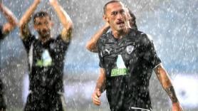 Χόρευαν στη βροχή, λαός και ομάδα! (2009)