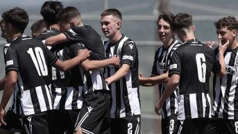 Σηκώνει την κούπα και η Κ15