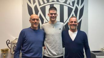 Ο Μούχλιας… αναγκάζει τους ακραίους να κοιτάξουν πίσω τους