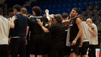 Ο ΠΑΟΚ πανηγύρισε μαζί με τον κόσμο του στη Ρόδο – Το καθιερωμένο σύνθημα μετά το διπλό (vid)