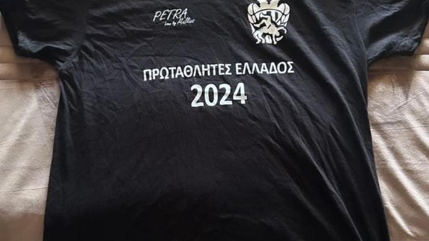 Η φανέλα της ομάδας πάλης αφιερωμένη στον Νάσο Κωνσταντίνου