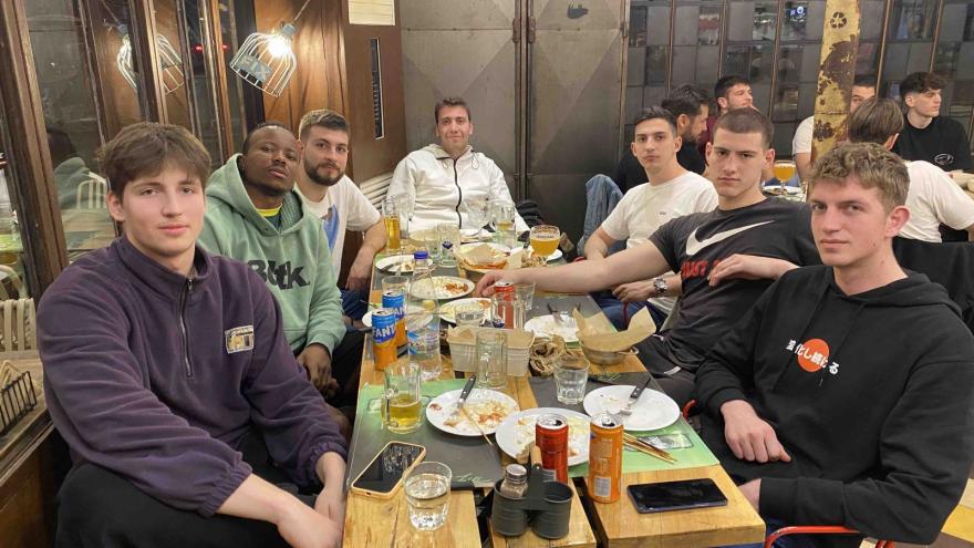 Η ομάδα Χάντμπολ Ανδρών σε τραπέζι φαγητού σε μαγαζί
