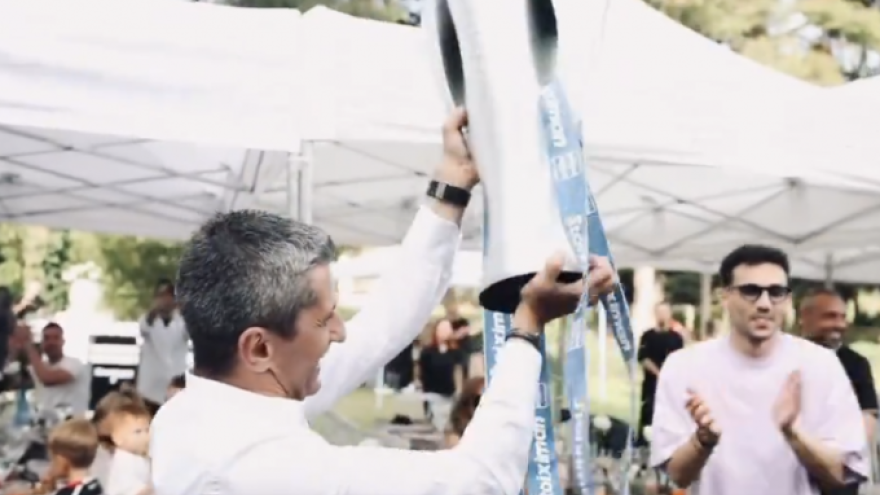 Το video της χρονιάς: Ο Λουτσέσκου χορεύει το viral «Made in Romania» με την κούπα του πρωταθλητή!