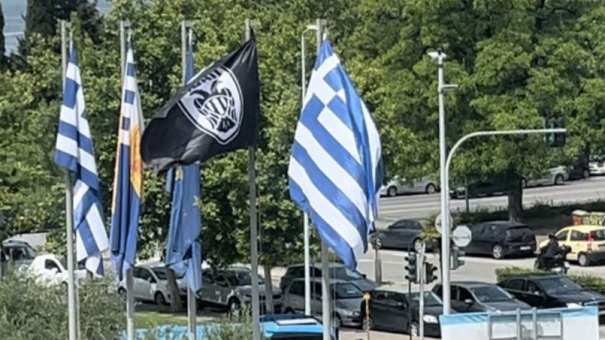 Η σημαία του ΠΑΟΚ στο Δημαρχείο Θεσσαλονίκης (vid)