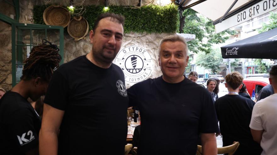Το τμήμα ποδοσφαίρου γυναικών σε τραπέζι της ομάδας γιορτάζοντας την κατάκτηση του νταμπλ