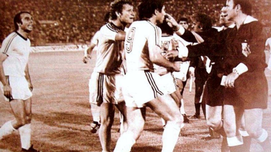 Το τρόπαιο χάθηκε από διαιτησία και δοκάρια (1977)