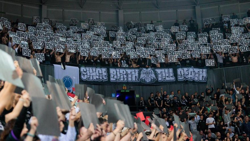 Και το τραγούδι συνεχίζεται έξω απ’ την Bilbao Arena! (vid)