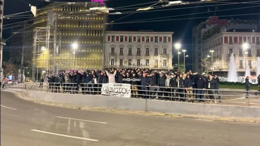 Συγκέντρωση οπαδών του ΠΑΟΚ στην Ομόνοια για τα θύματα της τραγωδίας στη Ρουμανία (pics)