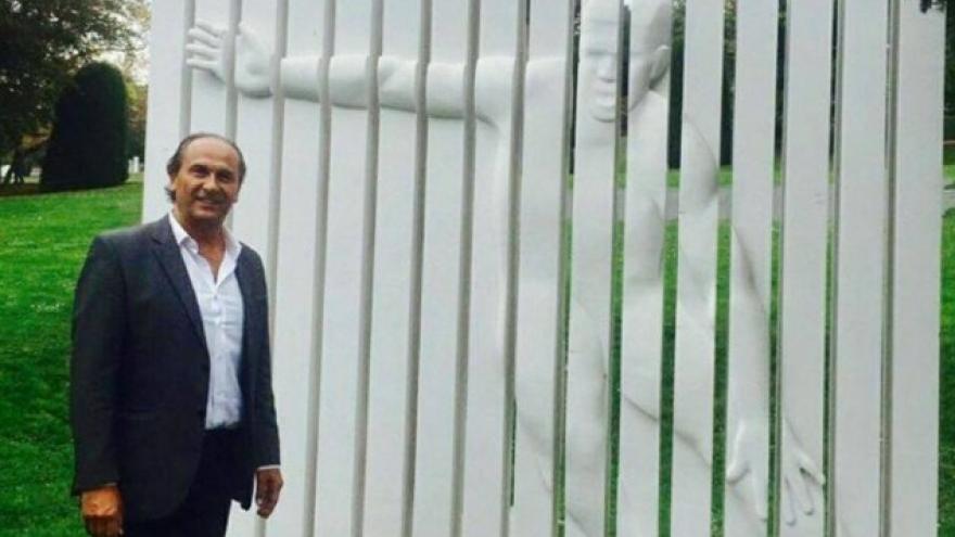 Ο Πρέλεβιτς στο μνημείο του Ντράζεν Πέτροβιτς στη Γενεύη (pic)