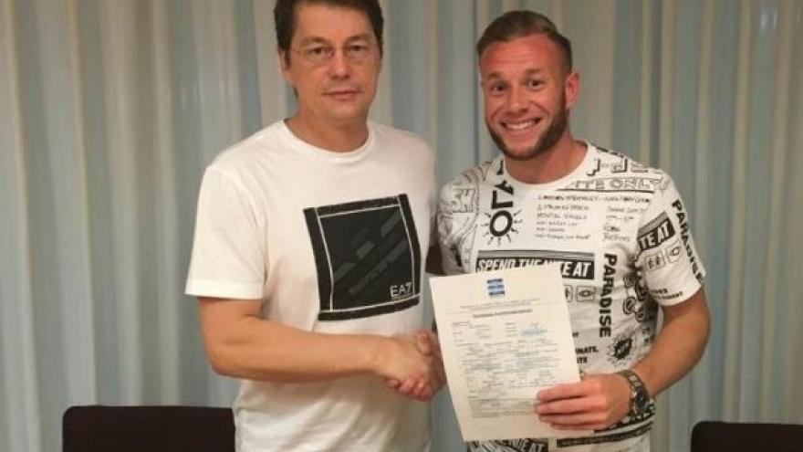 Υπέγραψε ο Μουλέν (pic)