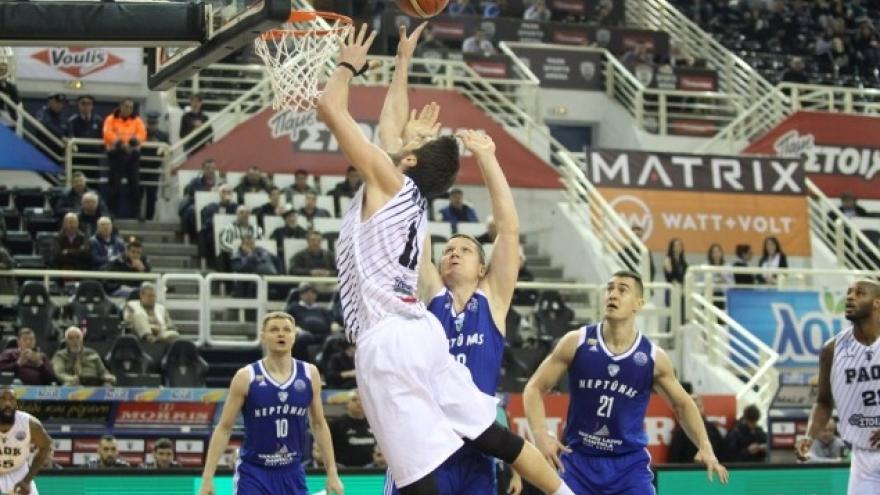 Συνθήματα για Βασιλακόπουλο και... Γιαννάκη στο Παλατάκι