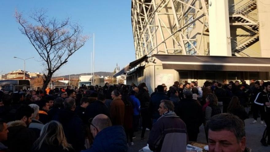 Ουρές στα εκδοτήρια της Τούμπας (pics)