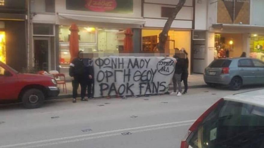 Παρέμβαση οπαδών του ΠΑΟΚ στα γραφεία ΣΥΡΙΖΑ-ΝΔ και στο Κιλκίς