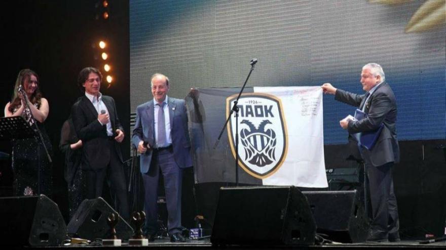 Το ιδιαίτερο δώρο στον Σαββίδη (pics)