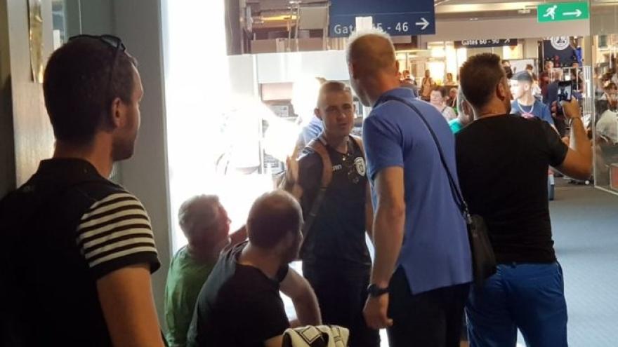 Συναντήθηκαν με οπαδούς οι παίκτες του ΠΑΟΚ στο αεροδρόμιο της Βασιλείας