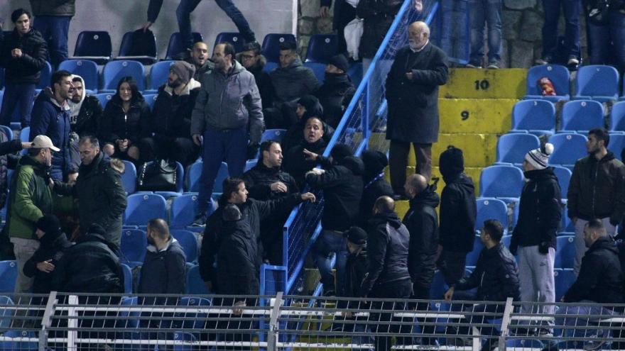 Ένταση και προσαγωγές οπαδών της Λαμίας (vid)