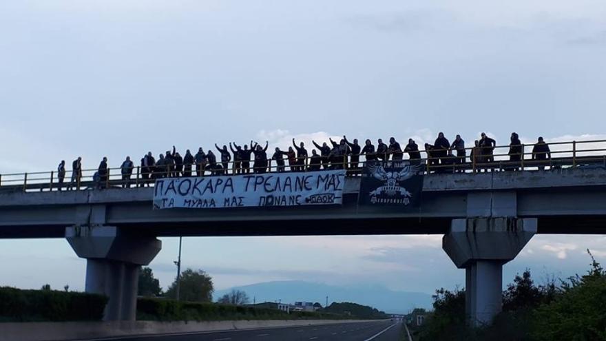 Κερκίδα σε γέφυρα της εθνικής οδού!