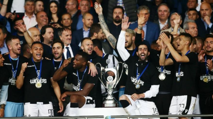 «Το πήραμε πάλι… Νταμπλούχοι!»