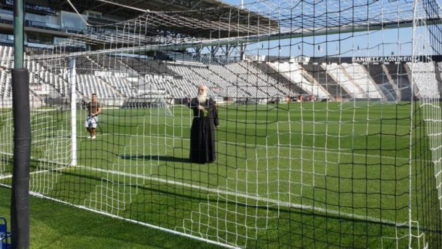 Αγιασμός από τον παπά-Χρήστο στην Τούμπα (pics)