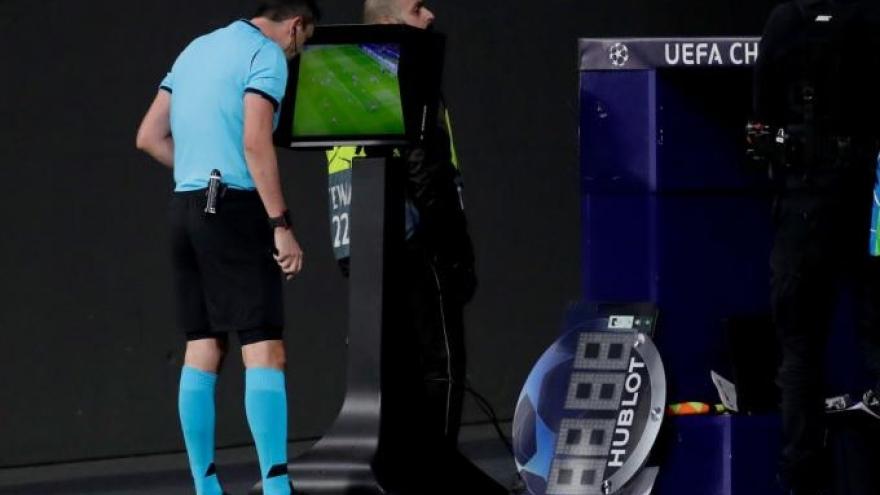 Η UEFA αλλάζει το VAR ...