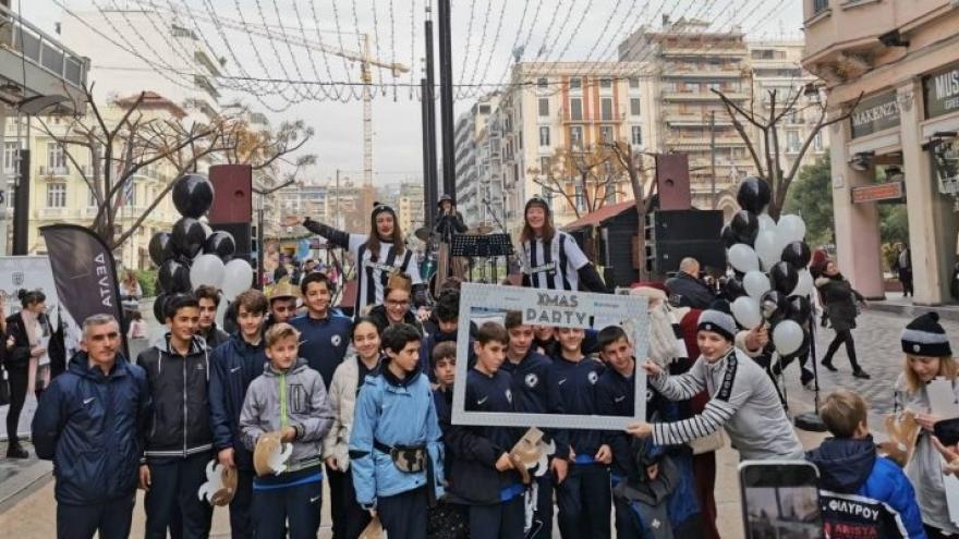 Ασπρόμαυρο το «κόκκινο σπίτι» (pics+vid)