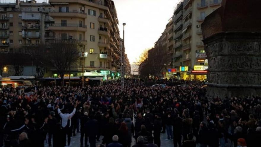 Ασπρόμαυρη» οργή στην Καμάρα (pics+videos)