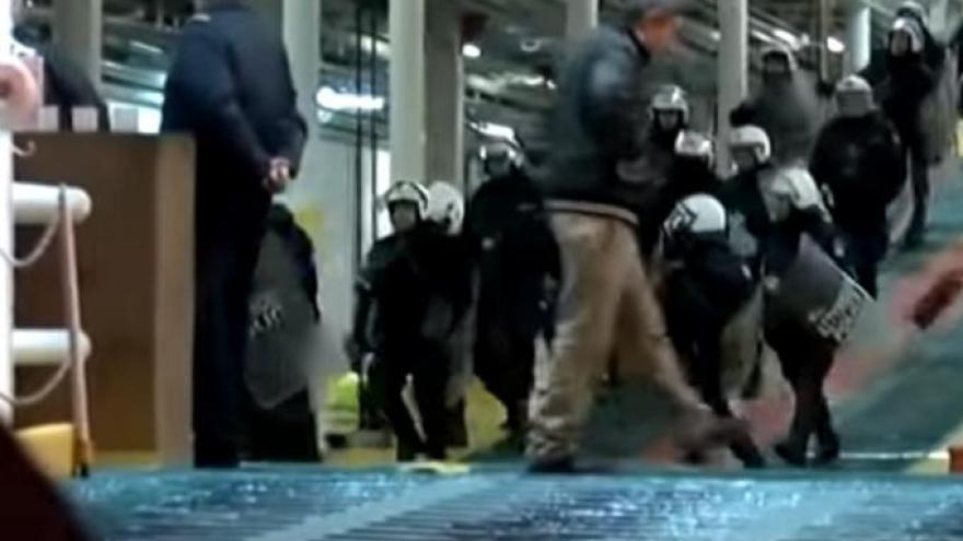 Επεισόδια οπαδών του Ολυμπιακού με την αστυνομία στο πλοίο! (vid)