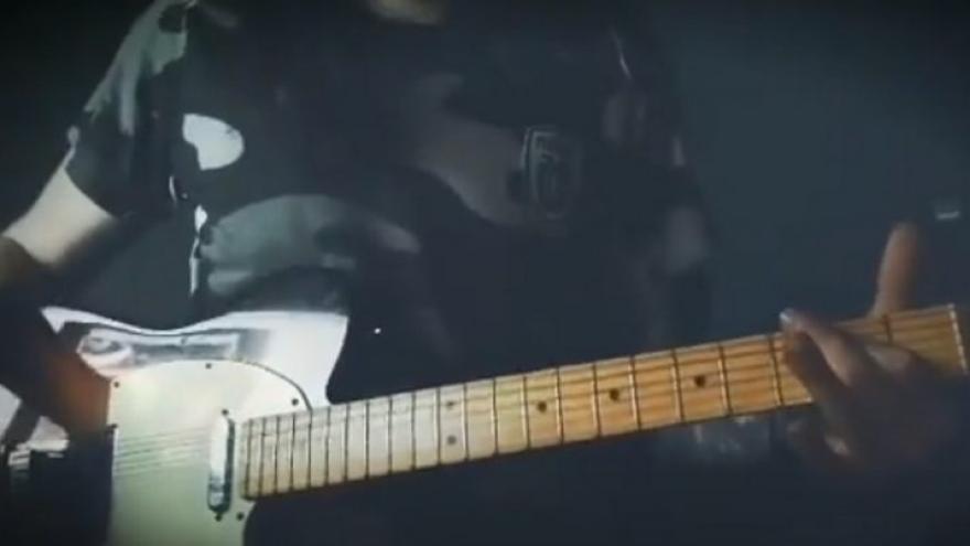 Ο ΠΑΟΚτσής κιθαρίστας… ξαναχτύπησε! (video)