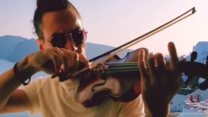Βίντεο – ΕΠΟΣ : ΠΑΟΚτσής παίζει το “Ήρθαμε σκαστοί…” με βιολί! (vid)