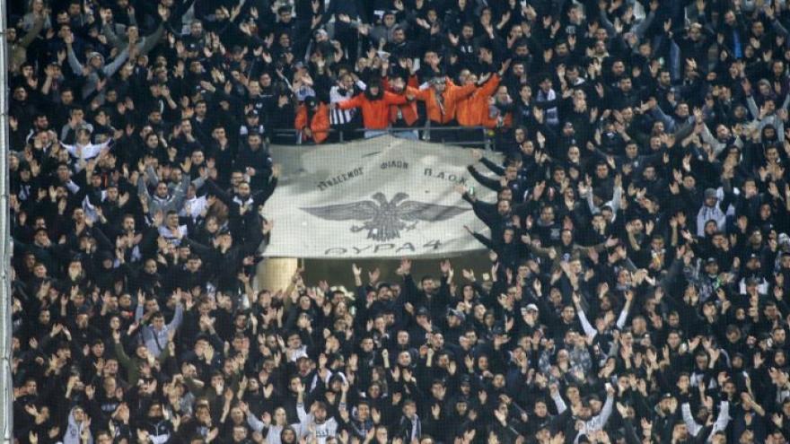 Το πανηγύρισαν με πυρσούς στην ιχθυόσκαλα! (video)