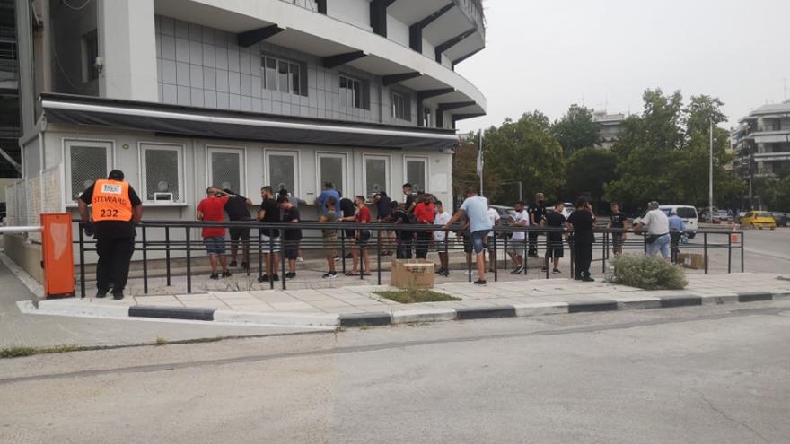 Ουρές στα εκδοτήρια της Τούμπας (pics)