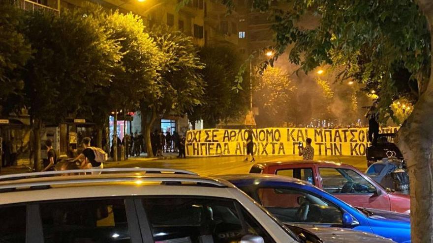 Συνεχίζεται η πορεία των οπαδών του ΠΑΟΚ στο κέντρο της πόλης! (pics)