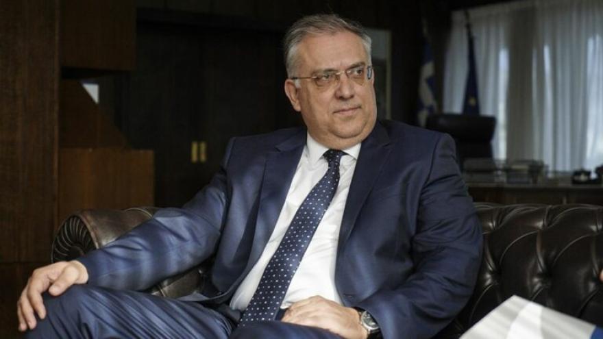 Θεοδωρικάκος: «θα κλείσουν τα γήπεδα αν δεν φορούν μάσκες οι θεατές»