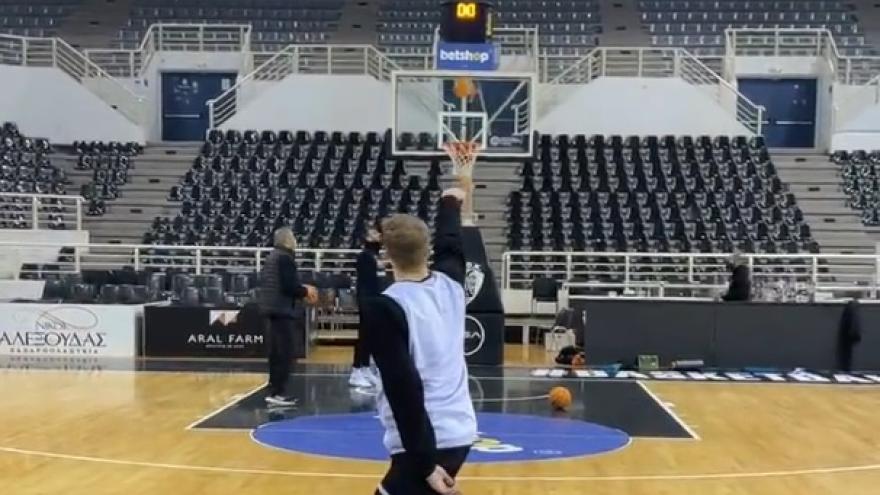 Ο Ντι Λέο και το Half court shot challenge (vid)