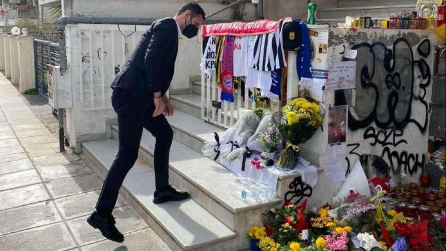 Αντιπροσωπεία του ΠΑΟΚ κατέθεσε λουλούδια στο σημείο της δολοφονίας του Άλκη (pics)