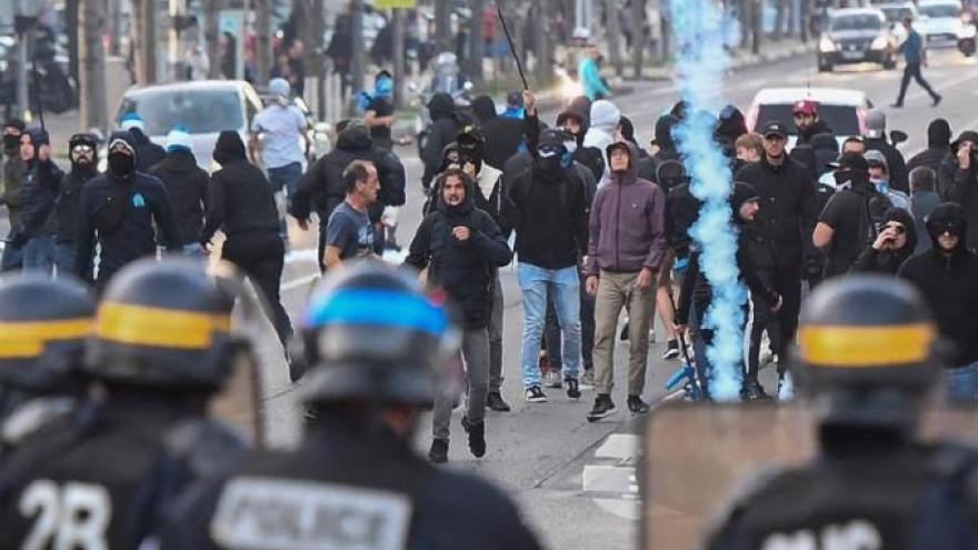 «Πόλεμος» έξω από το Βελοντρόμ: Δακρυγόνα, τραυματίες και κυνηγητό (vids)