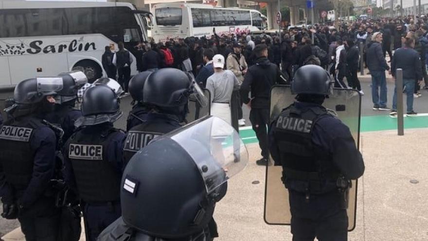 Άλλαξε στάση η γαλλική αστυνομία!