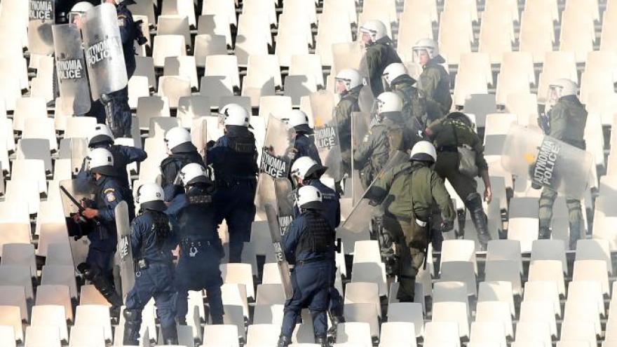 Επίθεση με γκλομπ από τα ΜΑΤ σε αντιπροσωπεία του ΠΑΟΚ!