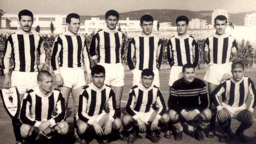 Ένα μπαράζ μέσα στο κατακαλόκαιρο (1960)